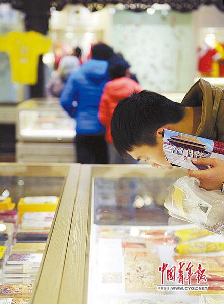 游客正在瀏覽故宮文化產(chǎn)品。