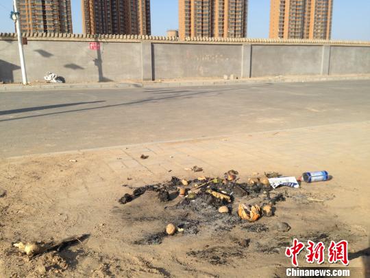 親人在何建華遇害處燃燒的紙錢和祭品?！⊥跆熳g攝