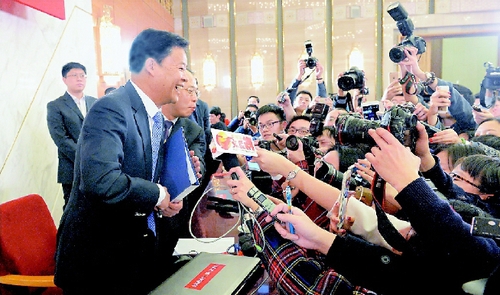 3月2日，全國政協(xié)十二屆三次會(huì)議在人民大會(huì)堂一樓新聞發(fā)布廳召開新聞發(fā)布會(huì)。圖為發(fā)言人呂新華笑答記者問。    本報(bào)記者  賈寧  攝