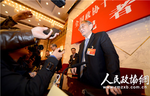 9A圖為記者會結(jié)束后媒體依然問題不斷的圍著厲以寧提問。本報記者  田福良攝