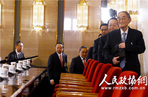 15A圖為參加媒體會的發(fā)言人步入會場。本報記者  田福良攝