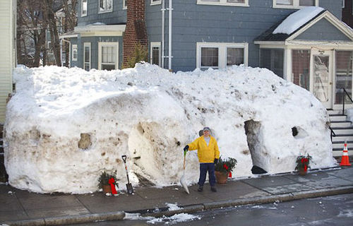 麥克卡夫在他鑿建的雪屋前留影。（網(wǎng)頁截圖）