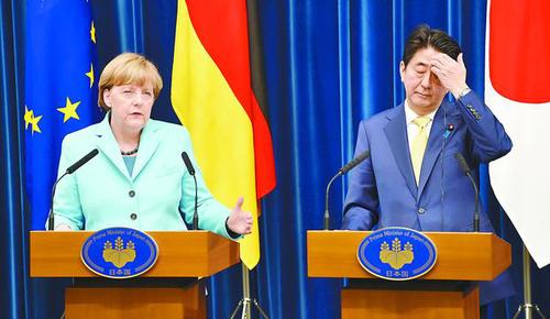 9日傍晚，正在東京訪問(wèn)的德國(guó)總理默克爾與日本首相安倍晉三一同出席記者會(huì)。(資料圖）