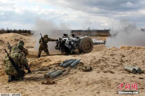 當(dāng)?shù)貢r間2015年3月6日，烏克蘭日托米爾附近，烏克蘭政府軍舉行軍演，士兵發(fā)射火炮跳傘秀戰(zhàn)力。