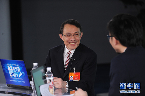 2015年3月12日，全國(guó)人大代表、江蘇省教育廳廳長(zhǎng)沈健做客2015年新華訪談兩會(huì)特別節(jié)目，談“深化教育領(lǐng)域綜合改革，辦人民滿意教育”話題。圖為沈健解答主持人問題。 新華網(wǎng) 陳競(jìng)超 攝