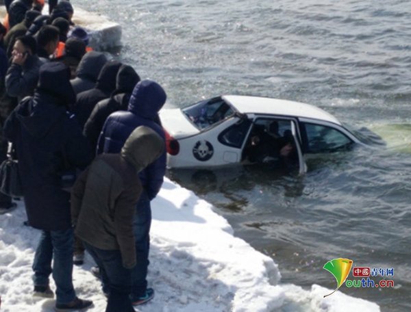 經(jīng)過緊張的打撈，當(dāng)日下午，車內(nèi)已死亡的一男一女拽出后被大家拉到了岸上。經(jīng)車主父親辨認(rèn)，男子是其前一天失聯(lián)的兒子張某，女子為張某的女朋友。