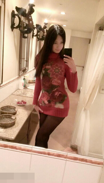 近日，一位日本變性美女走紅網(wǎng)絡(luò)。曾接受過變性手術(shù)，但并未整容的她身材性感，長相美麗，多次參加電視節(jié)目，還曾在推特上夸獎范冰冰的美貌。3