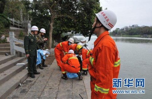 3月19日，消防人員搬運(yùn)遇難者遺體。新華社發(fā)(趙家志 攝)