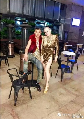 深圳光頭透視裝女王與其男友(左)