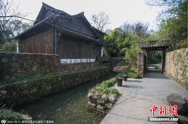 2015年3月24日，杭州，記者獨(dú)家探訪坐落于杭州西湖鵒鵠灣附近的湖畔大學(xué)，工作人員正在抓緊進(jìn)行最后的裝修布置，許多名人學(xué)員的簽名照片已經(jīng)掛上墻。