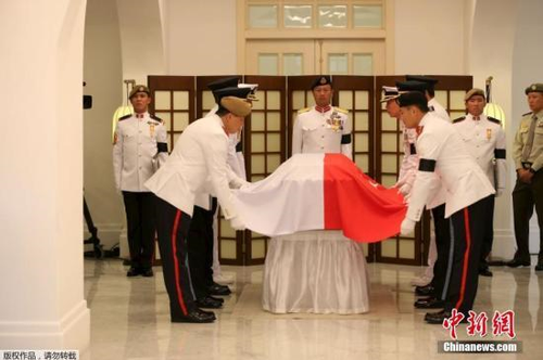 當(dāng)?shù)貢r(shí)間2015年3月26日，新加坡首都新加坡，李光耀遺體被安置在國(guó)會(huì)大廈，供民眾瞻仰。