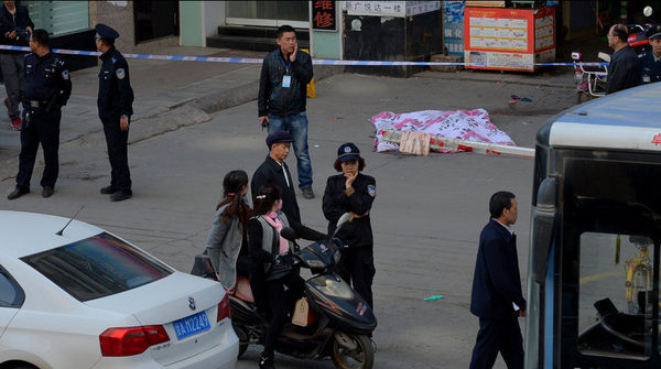 事故現(xiàn)場拉起長長的警戒線，民警正在勘查現(xiàn)場，墜樓男子尸體還停放在事發(fā)現(xiàn)場，周圍血跡斑斑，附近圍滿觀看的人群。據(jù)目擊者稱，當日下午1時20分左右，他剛走上廣武門天橋上，突然聽到“砰”的一聲悶響，回頭一看發(fā)現(xiàn)，已經(jīng)有一男一女兩個人躺在人行道中間。