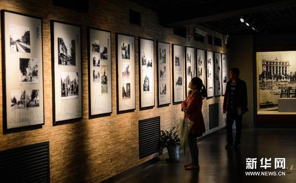 3月27日，游客在西湖博物館內(nèi)觀看明信片展。