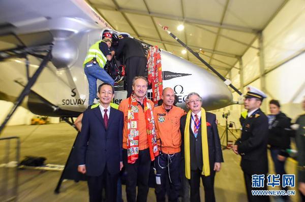 3月31日凌晨，在重慶江北國際機場，重慶市市政府副秘書長艾揚（左一）、瑞士駐華大使戴尚賢（右一）與“陽光動力”2號太陽能飛機飛行員安德烈·博爾施伯格（左二）、貝特朗·皮卡爾（右二）合影。
