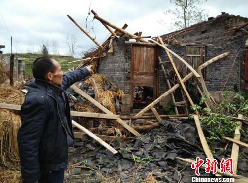 　廣安市武勝縣三溪、飛龍等鄉(xiāng)鎮(zhèn)境內(nèi)遭受狂風(fēng)、雷電、冰雹災(zāi)害老百姓房屋被狂風(fēng)吹垮。（王爵攝）