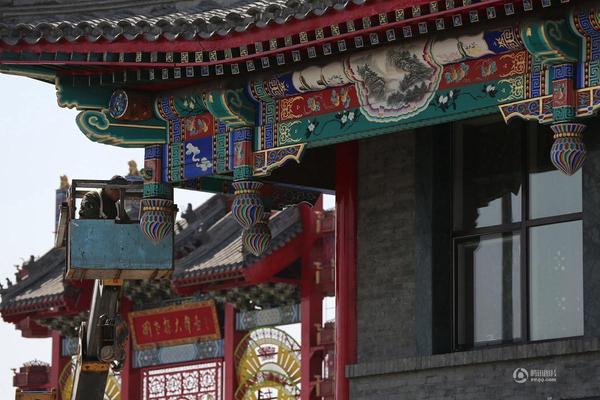 裝修工人正在為會(huì)館刷漆。