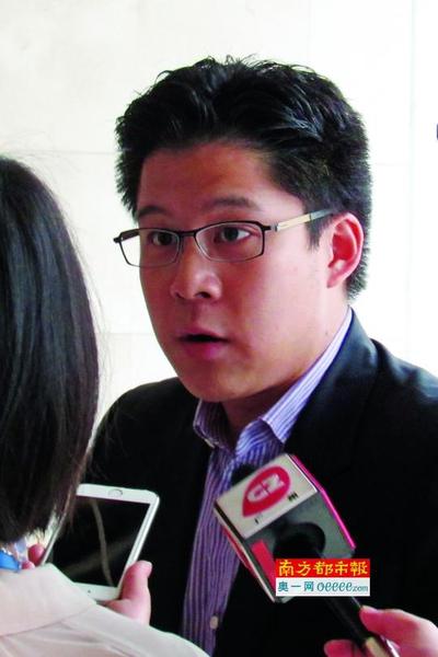 　霍啟剛接受媒體采訪。