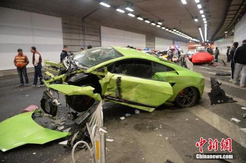 據(jù)目擊者稱，兩車屬于同一俱樂(lè)部，昨晚一同飆車，蘭博基尼在超車過(guò)程中與法拉利剮蹭，蘭博基尼隨后撞上右側(cè)墻壁，再撞到隔離帶。譚青 攝 圖片來(lái)源：CFP視覺中國(guó)