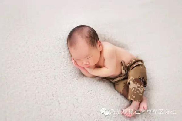 寶寶穿小號(hào)迷彩服拍照。