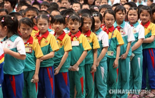 　　2008年5月15日，廣東省佛山市禪城區(qū)穎林學(xué)校學(xué)生為四川地震災(zāi)區(qū)捐款。該校學(xué)生大部分為外來務(wù)工人員子女，且有三分之一的學(xué)生家鄉(xiāng)在四川。