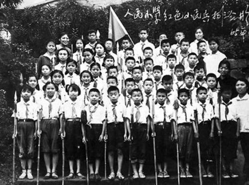 　1965年，“人民小學(xué)紅色小民兵”合影，能夠看出當(dāng)年校服的風(fēng)格特色。