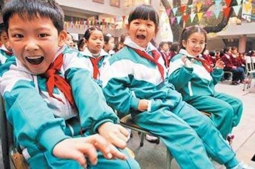 90年代，統(tǒng)一穿著“面口袋”校服開始進入視線，成為很多80后的回憶。