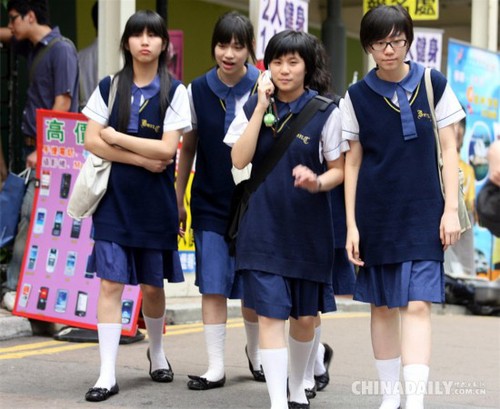 2007年6月26日，香港街頭的中學生。1