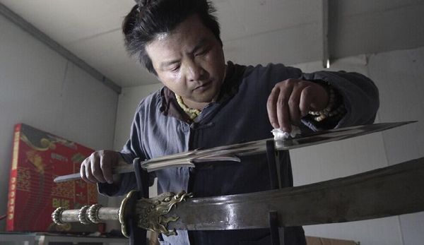 賈懷進(jìn)所制作的刀劍一把可售賣到十萬至二十萬元。