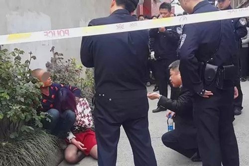 揚中及鎮(zhèn)江荷槍實彈的特警趕至現(xiàn)場，候命狙擊。鎮(zhèn)江揚中市公安局副局長孫桂林聞訊后也火速趕至現(xiàn)場，一直蹲在地面上和張某某“交戰(zhàn)”。經(jīng)過近90分鐘的艱難“動員”，張某某終于放下“屠刀”。