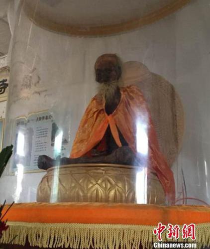 圖為圓寂高僧吳云青不腐肉身供奉在靈泉寺一特制罩子內(nèi)。 闞力 攝