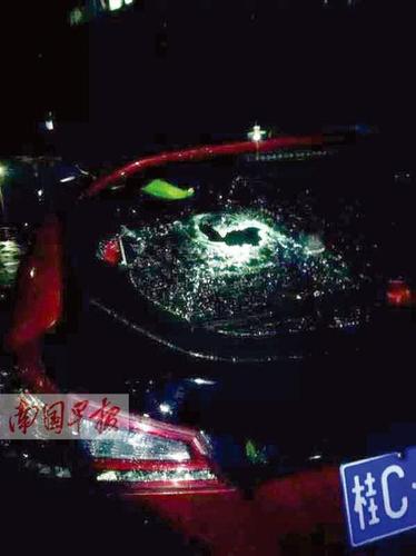 桂林市七星區(qū)三里店附近，一輛小車的后擋風(fēng)玻璃被冰雹砸壞。 網(wǎng)友拍攝
