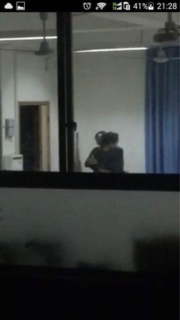 重慶中學男教師辦公室摟抱女生-引關注3