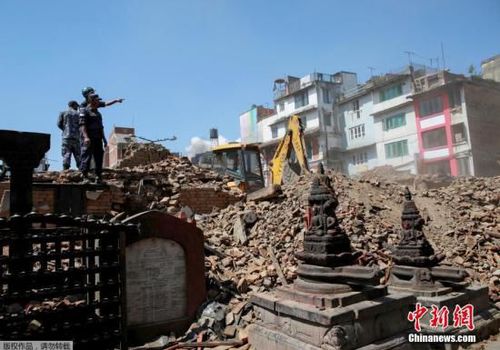 當(dāng)?shù)貢r(shí)間2015年4月27日，尼泊爾加德滿都，尼泊爾警察在一處坍塌的廟宇徒手清理瓦礫，尋找幸存者。