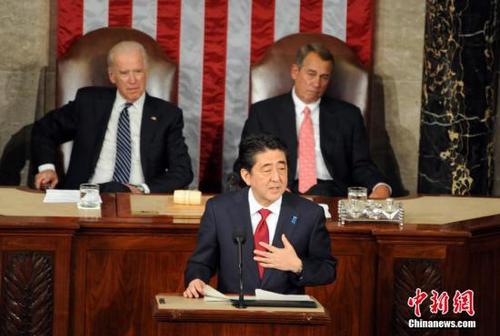 當(dāng)?shù)貢r(shí)間4月29日，日本首相安倍晉三在美國國會(huì)發(fā)表演講，全程未提及“道歉”二字，也沒有提慰安婦問題。他這一回避責(zé)任的做法引起抗議。 圖為安倍發(fā)表演講。 中新社發(fā) 張蔚然 攝