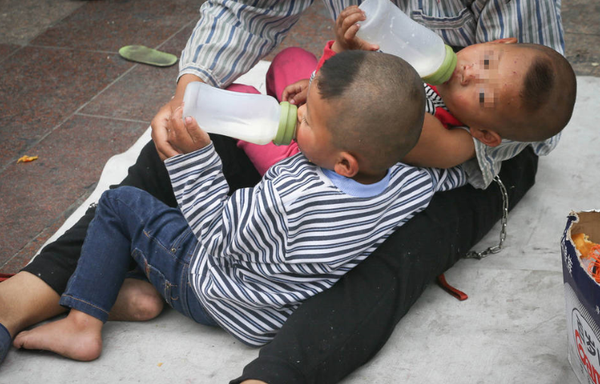 2015年5月1日，一位男子在北京站前廣場地鐵口將一對雙胞胎用鐵鏈拴在腰間乞討，引來游客圍觀，路人報警。