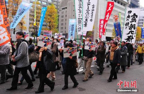 資料圖：來自日本各地的數(shù)千名市民組織“守護(hù)憲法第九條之會(huì)”人士，在東京市中心的日比谷公園內(nèi)舉行大型集會(huì)，并在之后沿銀座、有樂町等繁華街區(qū)游行，呼吁守護(hù)和平憲法，反對(duì)解禁集體自衛(wèi)權(quán)。中新社發(fā) 王健 攝