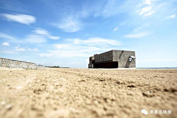2015年5月12日報道，河北省秦皇島北戴河新區(qū)國際滑沙中心北邊的海邊，一所全世界最孤獨的圖書館受到網(wǎng)友熱議。