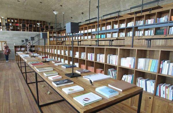 據(jù)工作人員介紹，這家圖書館在2015年五一期間才開放的。圖書館在網(wǎng)上走紅后，打電話咨詢的人很多，除了本地的河北人，包括北京、天津等一些外地人都趕來觀摩。