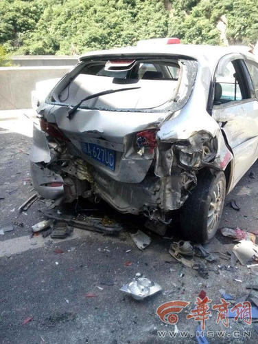 被撞車輛中的一輛小車。