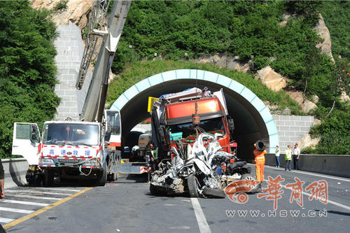 高速公路封閉，進(jìn)行道路清障。
