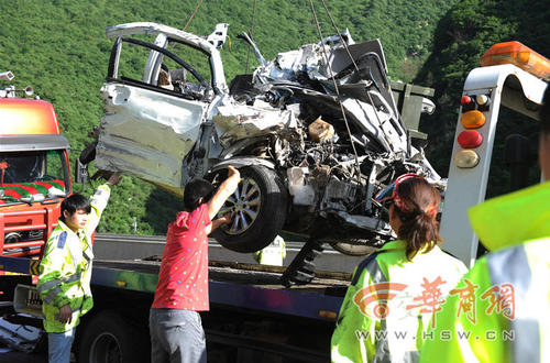 死者乘坐的車(chē)輛已被撞報(bào)廢。