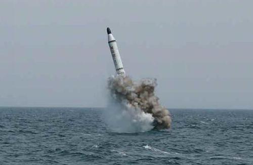 朝鮮公開的國(guó)產(chǎn)潛射導(dǎo)彈出水畫面，被證明是經(jīng)過PS的