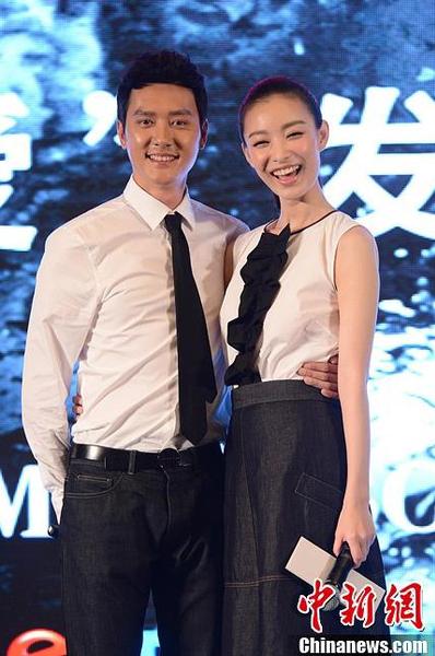 2013年7月15日，由樂視影業(yè)出品的都市愛情電影《我想和你好好的》在北京舉辦了主題為“瘋愛”的首場新聞發(fā)布會。導演李蔚然，主演馮紹峰、倪妮亮相。馮紹峰與倪妮身著黑白情侶裝，從一下車兩人便一路牽手大方示愛。 中新社發(fā)1
