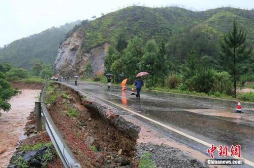 圖為5月19日，江西贛州石城縣珠坑鄉(xiāng)塘臺村通往福建寧化縣的公路出現(xiàn)塌方。陳小強 攝