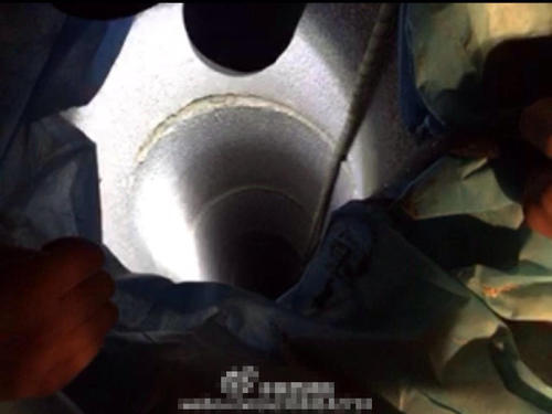 現(xiàn)場調(diào)集七臺挖掘機(jī)參與救援，大坑挖至十多米。官兵們放下的蛇眼探測儀的有效探測距離是20米，但并未捕捉到孩子的影像，說明孩子落井的深度還在20米深以下。救援人員將民警的執(zhí)法記錄儀用繩索固定，下探查看孩子情況。