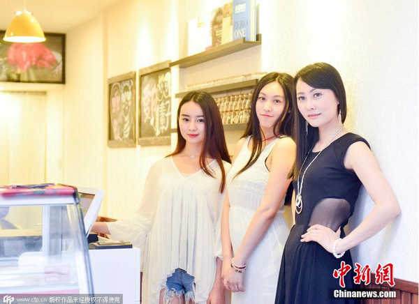 2015年5月19日，成都一鹵菜店爆紅網(wǎng)絡(luò)，美女店員全是大學(xué)畢業(yè)、顏值高、身材好，繪畫、跳舞、主持各有所長，底薪每月5500。 小敏、小悅和美女老板。呂甲 攝