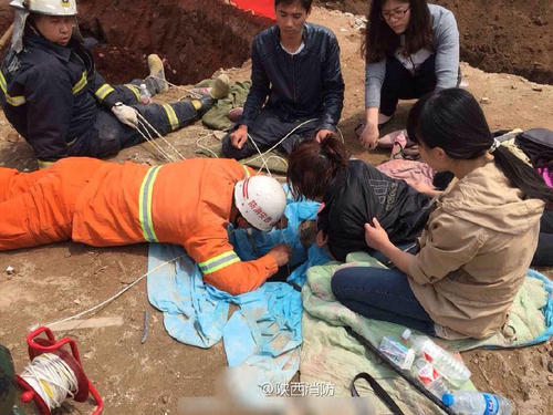 洞口守候的官兵多次向井下遞送小瓶牛奶，但取回時發(fā)現(xiàn)孩子并未喝。據(jù)分析，應(yīng)是因為被卡井壁，孩子無法做出握瓶和仰頭喝奶的動作。地下救援也在同時進行著，由于井內(nèi)空間狹小，只能容一名戰(zhàn)士趴著作業(yè)，進展較艱難。