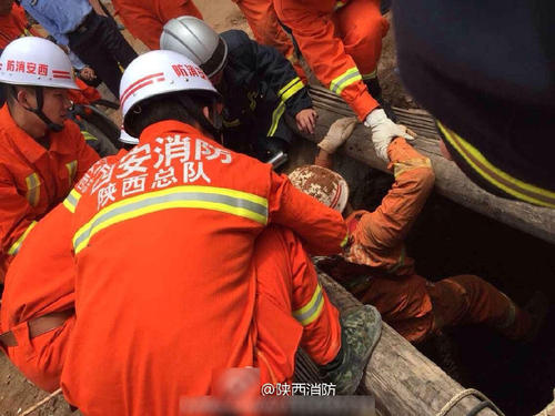 下井救援的消防官兵。