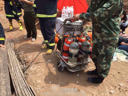 中午12點20分左右，下井救援的消防官兵已經(jīng)確定孩子的位置，實施破拆井壁作業(yè)。