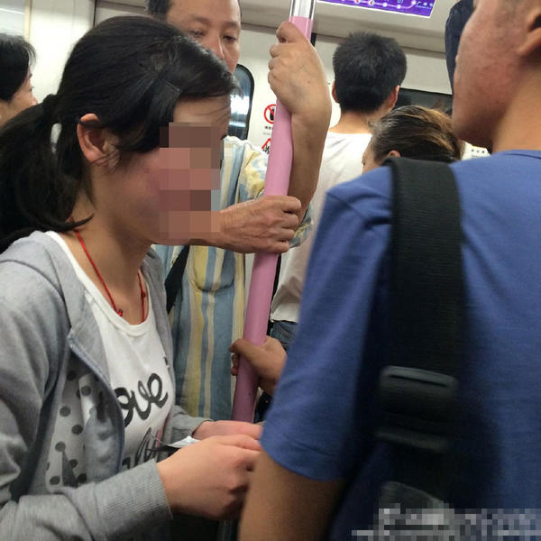 武漢地鐵上的乞討女孩。1